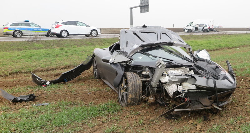 A5: Ferrari kommt ins Schleudern – 240.000 Euro Sachschaden