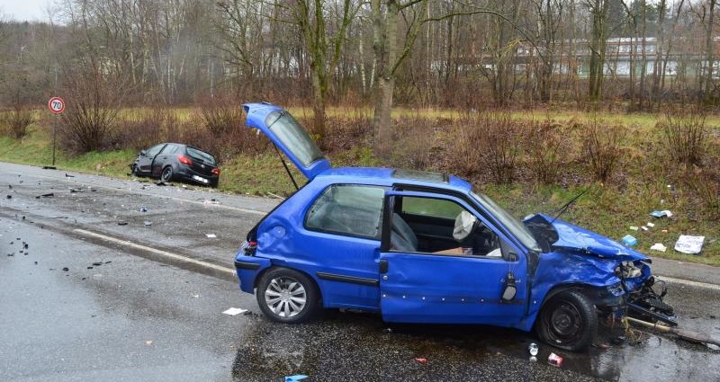 B7: Vier Verletzte nach Frontalzusammenstoß