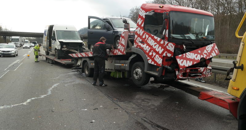 A44: Aufwendige Bergungsarbeiten nach Auffahrunfall