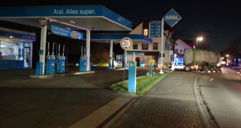Niederkaufungen: Silo-LKW bleibt an Tankstellendach hängen