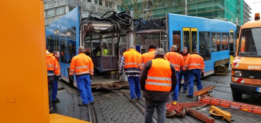 Straßenbahn am Kasseler Stern entgleist