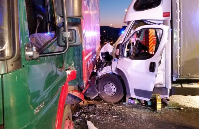 LKW-Unfall in Baunatal – Fahrer nach 45 Minuten befreit