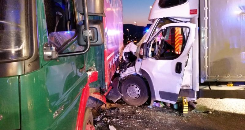 LKW-Unfall in Baunatal – Fahrer nach 45 Minuten befreit