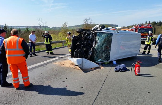 Transporter auf A44 verunglückt – Rettungshubschrauber