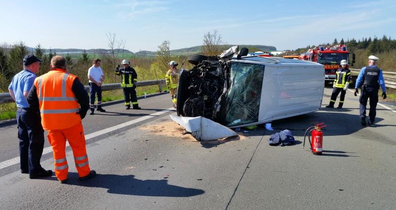 Transporter auf A44 verunglückt – Rettungshubschrauber