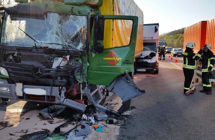 A44: LKW Auffahrunfall – Fahrer verletzt