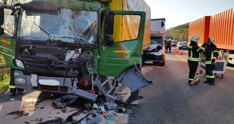 A44: LKW Auffahrunfall – Fahrer verletzt