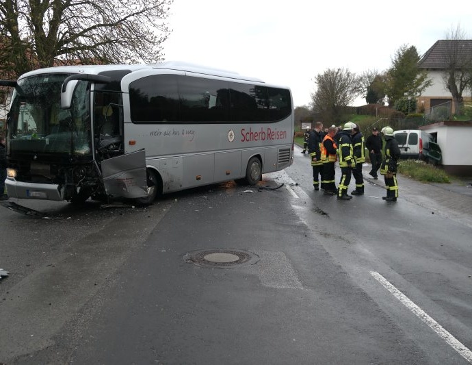 Busunfall in Meimbressen – Unverletzte Feuerwehr-Mitglieder werden Ersthelfer