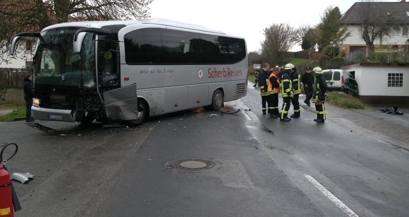 Busunfall in Meimbressen – Unverletzte Feuerwehr-Mitglieder werden Ersthelfer