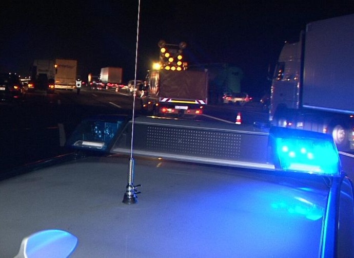 Rund 3 Promille: LKW-Fahrer schläft auf Autobahn am Steuer ein