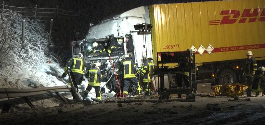 LKW Unfall auf schneeglatter Fahrbahn