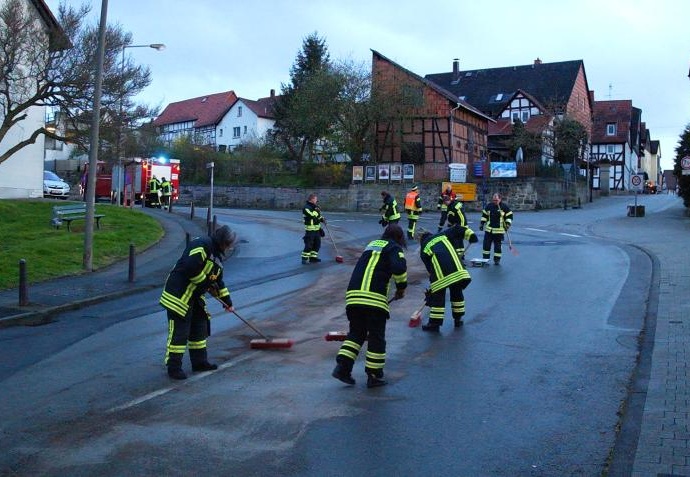 WOH: Feuerwehr beseitigt Ölspur