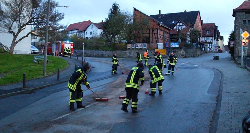 WOH: Feuerwehr beseitigt Ölspur