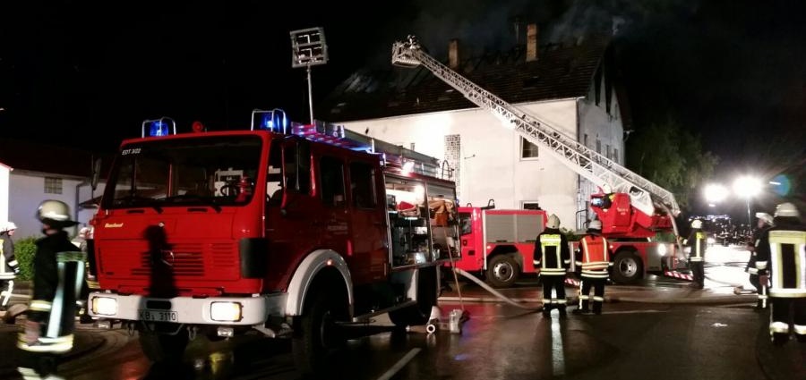 Dachstuhlbrand in Mehlen – 15 Personen konnten sich retten