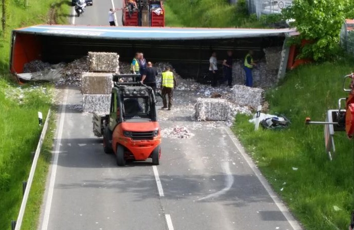 Altpapier nach LKW-Unfall auf Fahrbahn