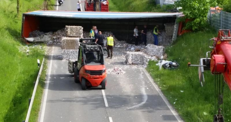 Altpapier nach LKW-Unfall auf Fahrbahn