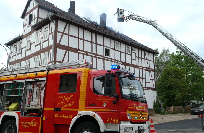 Zwei Feuerwehrleute bei Dachstuhlbrand in Felsberg verletzt
