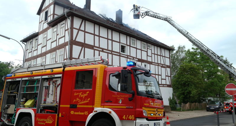 Zwei Feuerwehrleute bei Dachstuhlbrand in Felsberg verletzt