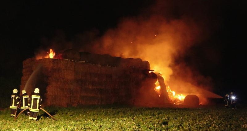 Strohballenbrand nach Blitzeinschlag?