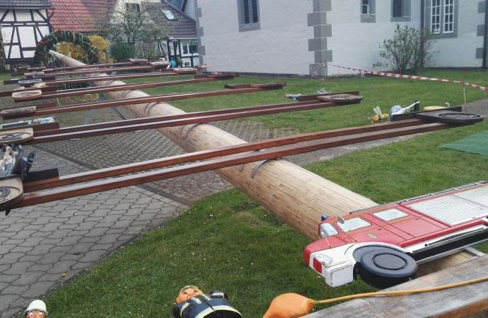 Maibaumaufstellung in Helsa
