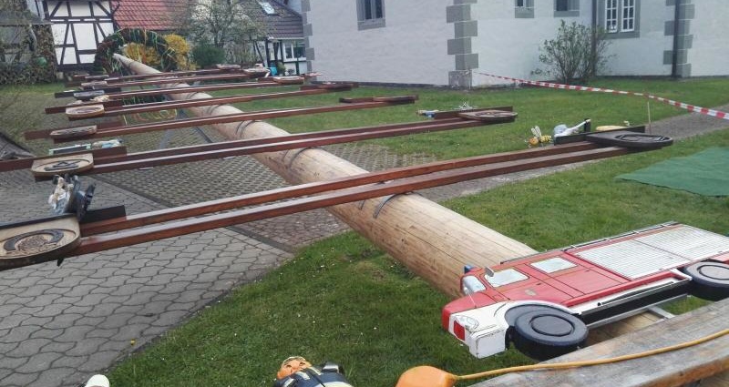 Maibaumaufstellung in Helsa