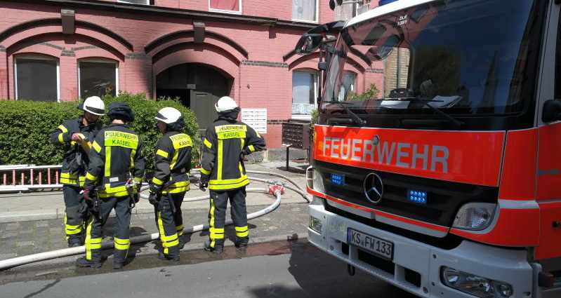 KS: Brand in Mehrfamilienhaus – Rettung über Drehleiter