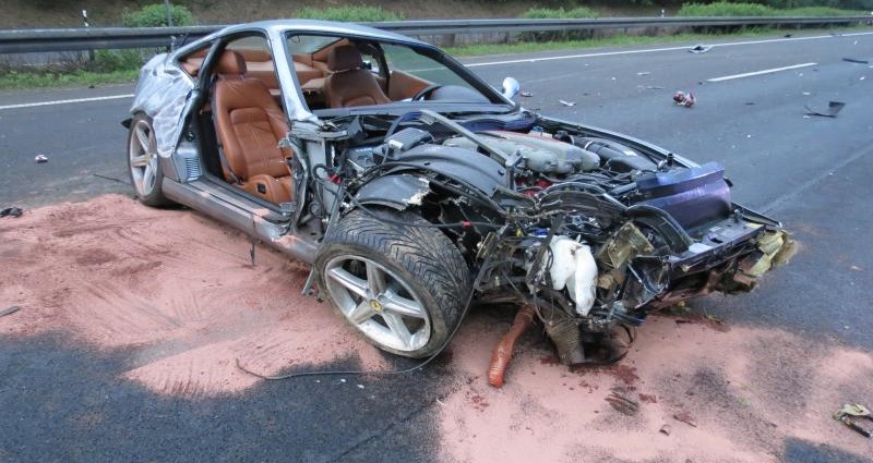 Ferrari auf A7 geschrottet – Zwei Verletzte