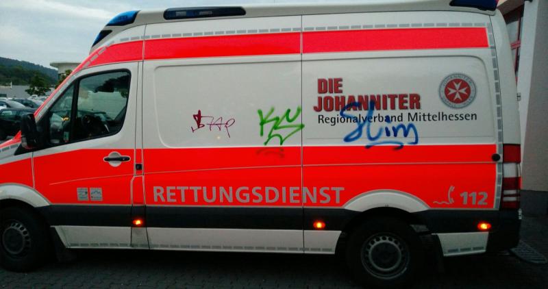 Rettungswagen während eines Einsatzes beschmiert