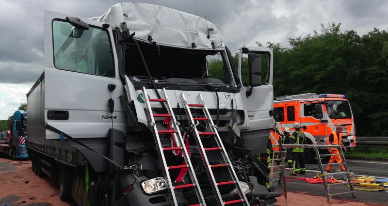 A3: LKW-FAhrer nach Auffahrunfall eingeklemmt