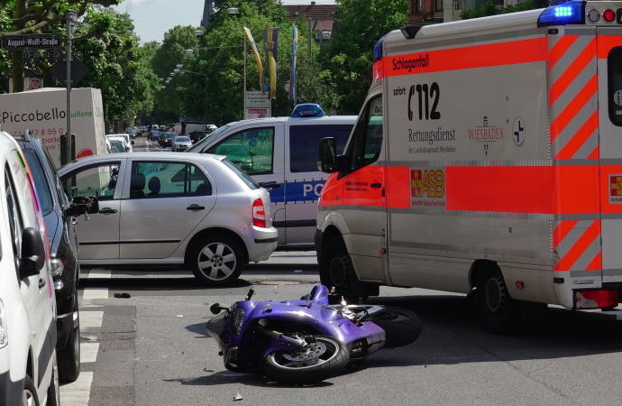 Wi: Motorradfahrer in Wiesbaden schwer verletzt
