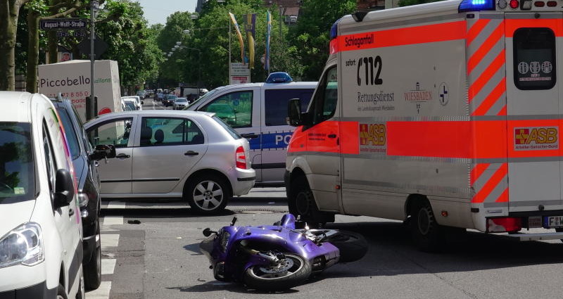 Wi: Motorradfahrer in Wiesbaden schwer verletzt