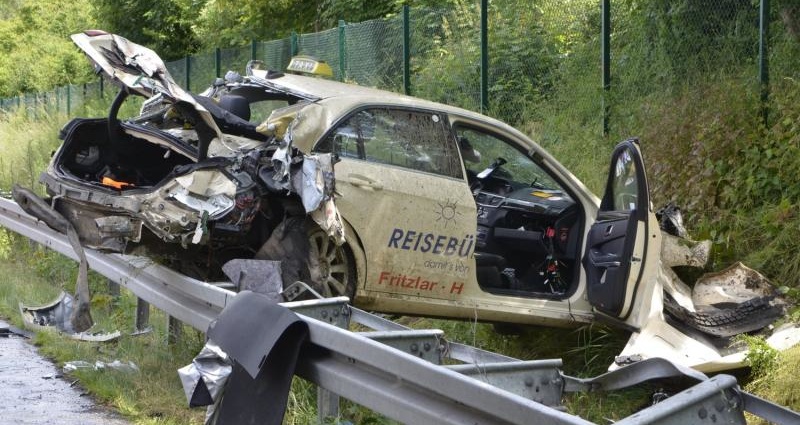 Taxi auf A49 verunglückt – Fahrer schwer verletzt
