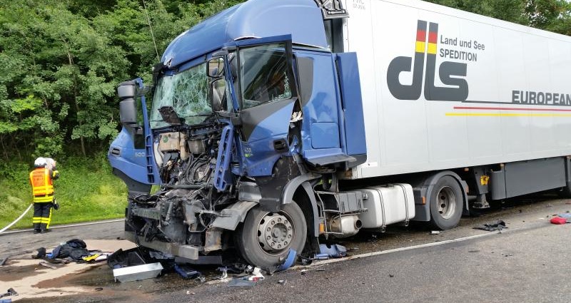 SÜD: Stauende übersehen – LKW-Fahrer eingeklemmt
