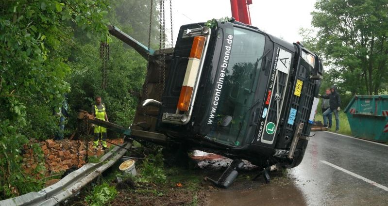L562: LKW mit Bauschutt kippt um