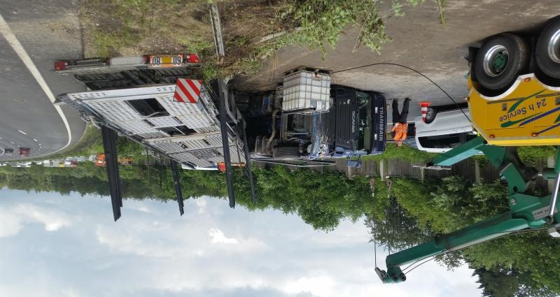 LKW-Unfall: Autotransporter auf der A7 durch die Mittelleitplanke