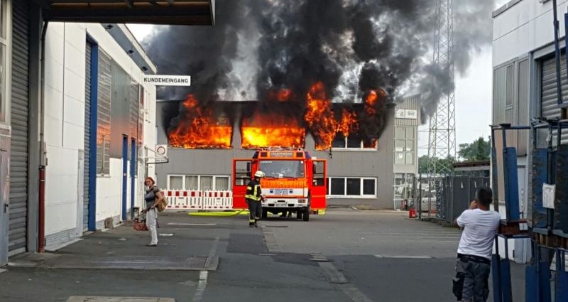 Südhessen: Großbrand im Industriegebiet