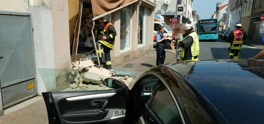 Unfall endet im Frisörsalon