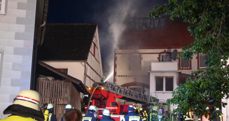 Wohnhausbrand in Berndorf – Neun Bewohner betroffen
