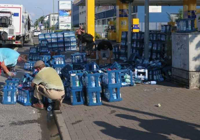 300 Kisten Mineralwasser verloren – Passanten halfen bei der Reinigung mit