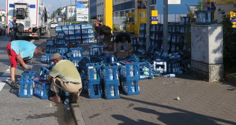 300 Kisten Mineralwasser verloren – Passanten halfen bei der Reinigung mit