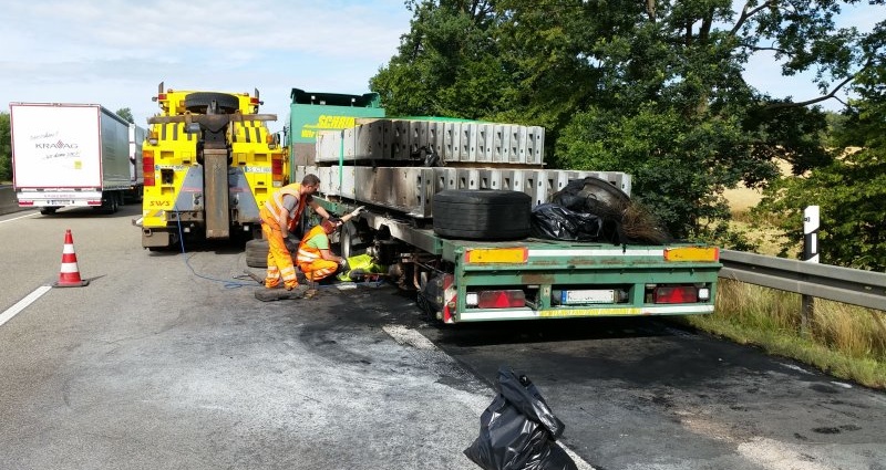 A44: Reifen brannte an LKW
