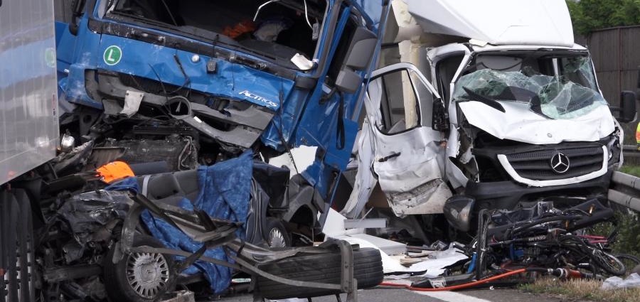 Zwei Tote bei Unfall auf A6