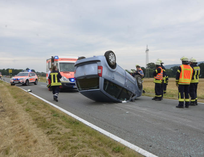 PKW auf Dach – Fahrerin ins Krankenhaus eingeliefert