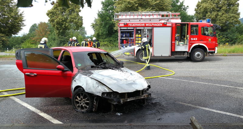 B251: PKW brannte auf Parkplatz bei Istha