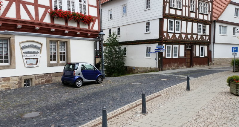 WOH: Fußgänger angefahren und abgehauen – Polizei sucht Silbernen VW mit WOH-Kennzeichen