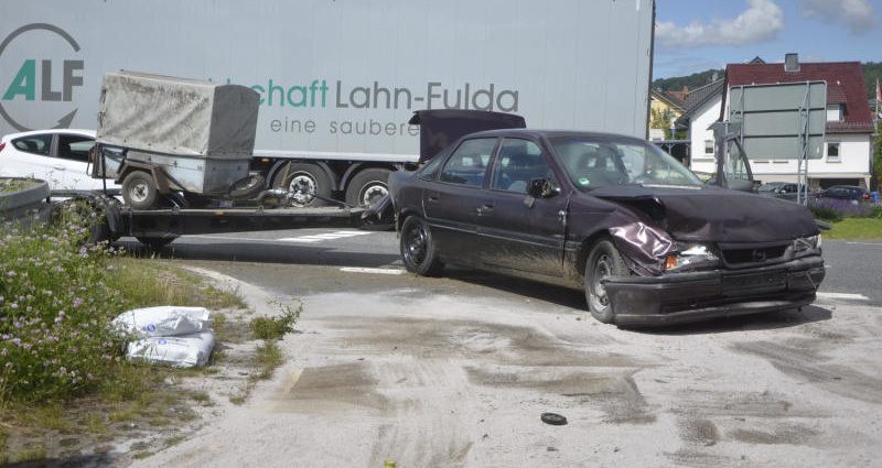 Unfall mit LKW – Mann auf B3 schwer verletzt
