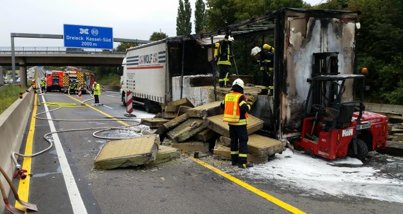 LKW brannte auf der A7 – Kilometerlanger Stau
