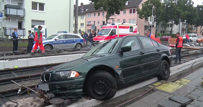 KS: Schwerer Unfall auf der Wilhelmshöher Allee – Bauarbeiter schwer verletzt