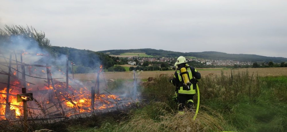 Scheune brannte nahe der A44