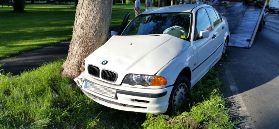 95-jährige Frau kracht mit Auto gegen Baum